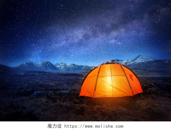 夜空下闪闪发光的星星和野营帐篷